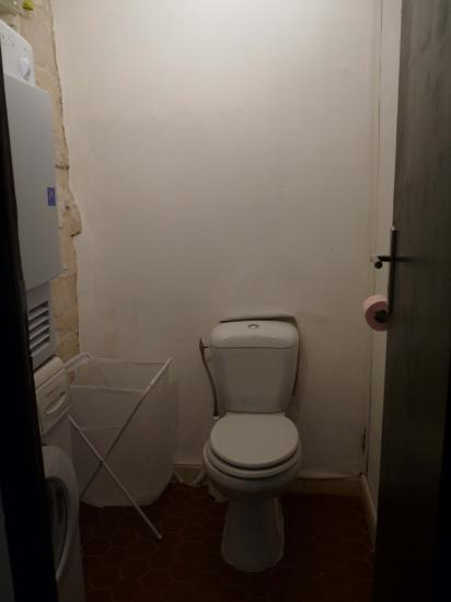WC - L'équipement se trouve sur la gauche