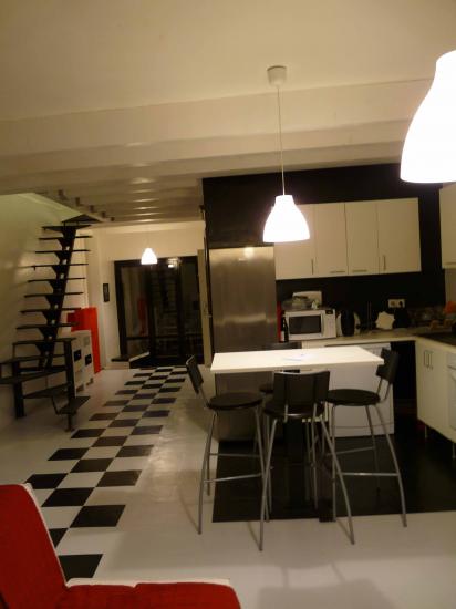La plateau en total open space, vue sur la cuisine américaine