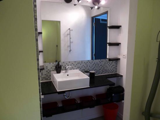 La sdb avec un immense miroir sur mesure