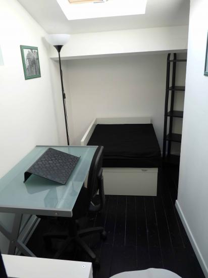 Le bureau, avec une console / lit d'appoint
