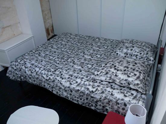 La chambre avec son grand placard  à droite équipé d'étagères et penderies